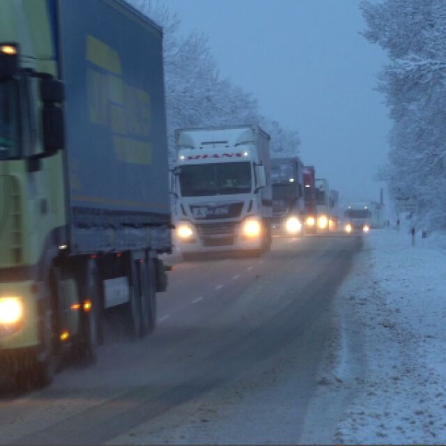 Зима през пролетта: Затворени пътища и инциденти заради обилния снеговалеж
