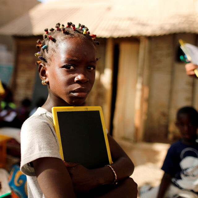 ООН: Пандемията може да попречи на 12 млн. деца по света да се научат да четат