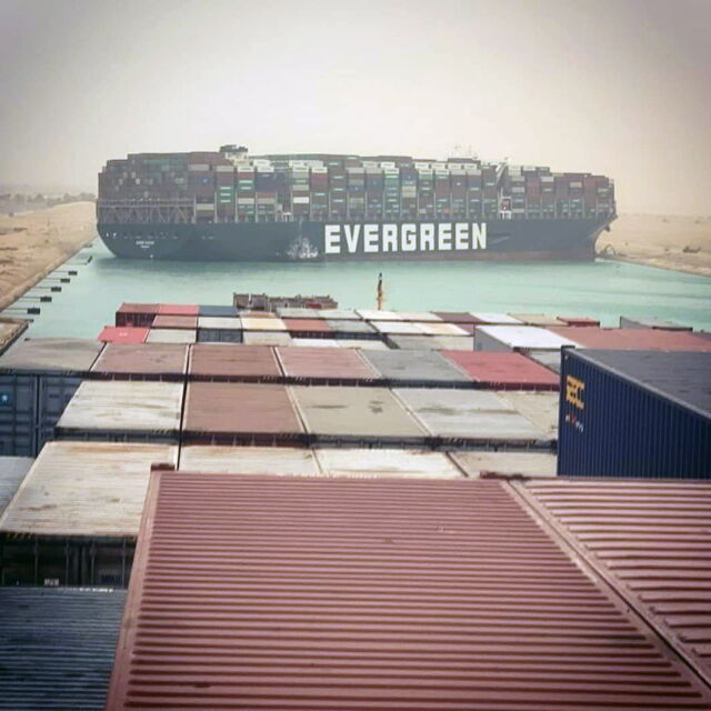 Голям контейнеровоз заседна и блокира Суецкия канал