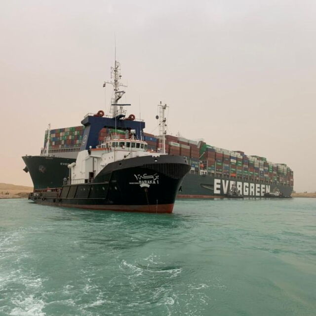 Освобождаването на кораба, блокирал Суецкия канал, може да продължи със седмици 
