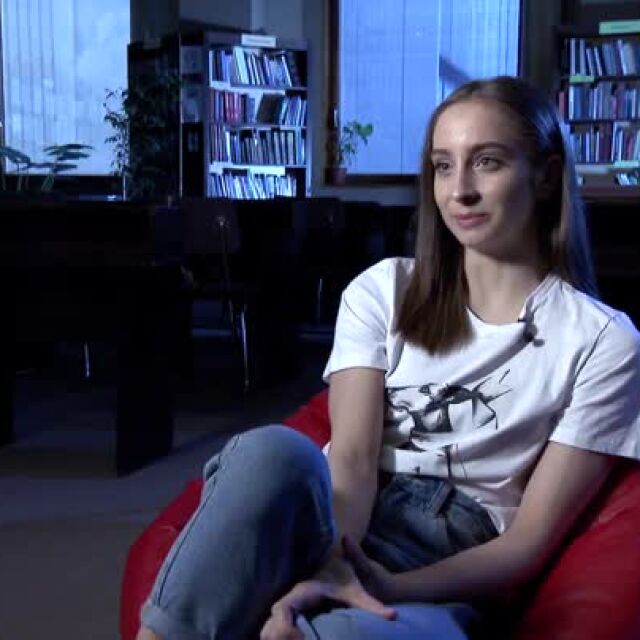 Стефани Кирякова, която предпочита рокли и музиката на Лудовико (ВИДЕО)