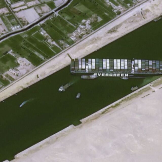 Кризата в Суецкия канал: Контейнеровозът все още блокира морския път