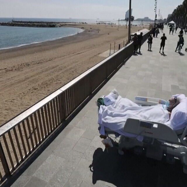 След 114 дни в болница с COVID-19: Пациент беше заведен на плаж с леглото си