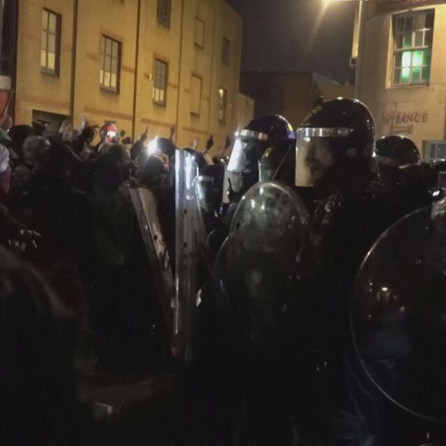 Отново сблъсъци между полиция и протестиращи в Бристол 