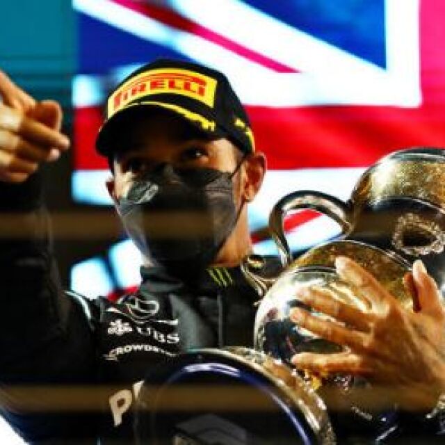 Хамилтън започна сезона във Формула 1 с дискусионна победа