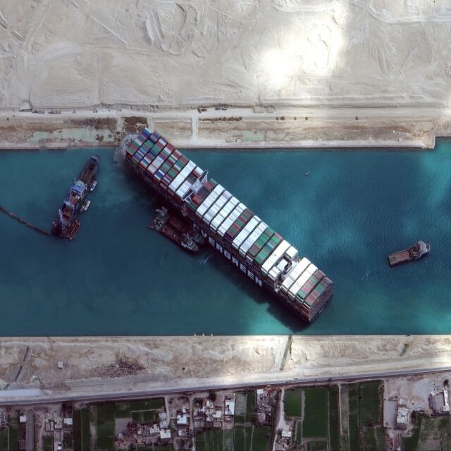 Кризата в Суецкия канал: Близо 370 кораба са блокирани