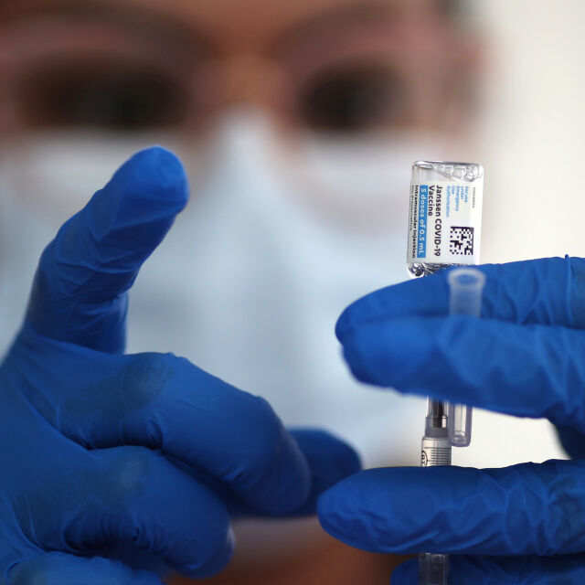  „Янсен“ с молба към производителите на ваксини да изследват заедно рисковете