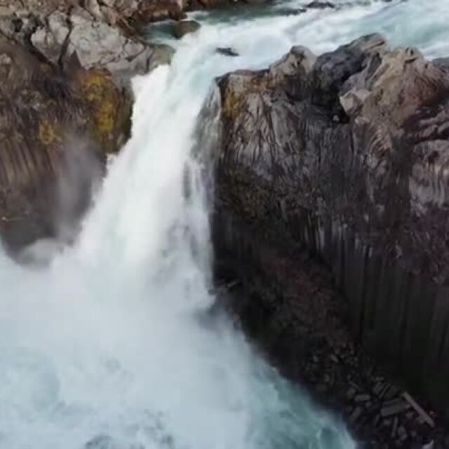 Да се спуснеш с каяк по един от най-красивите водопади в света (ВИДЕО)