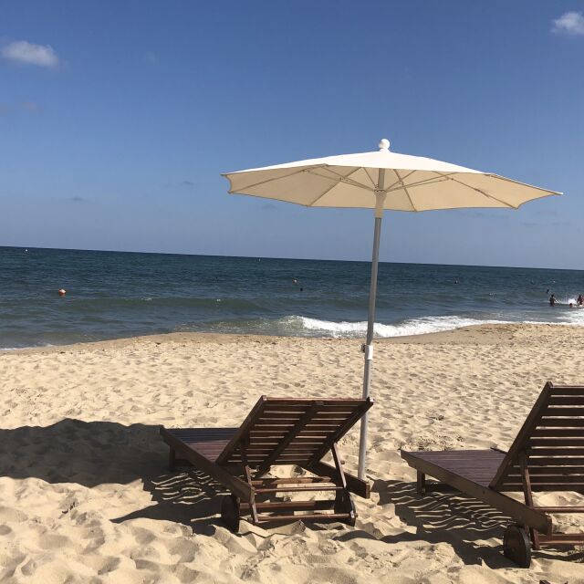 Хотелиерите искат безплатни чадъри и шезлонги на плажа поне 3 г.