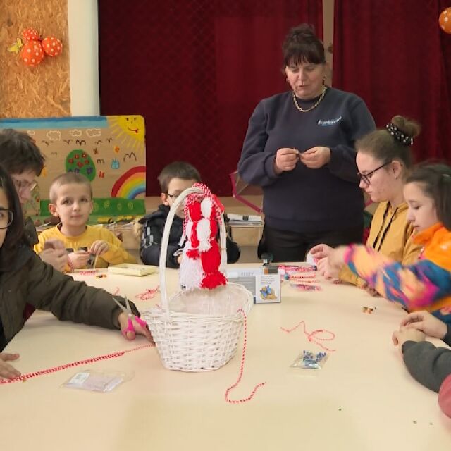 Деца правят мартеници, за да помогнат на църквата в с. Ребърково 