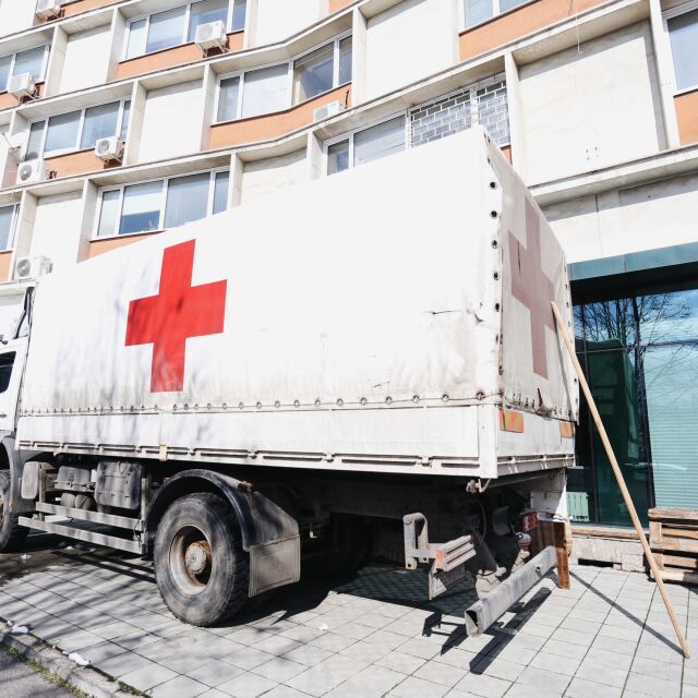 Първите камиони с дарения, събрани от БЧК, тръгват към Украйна