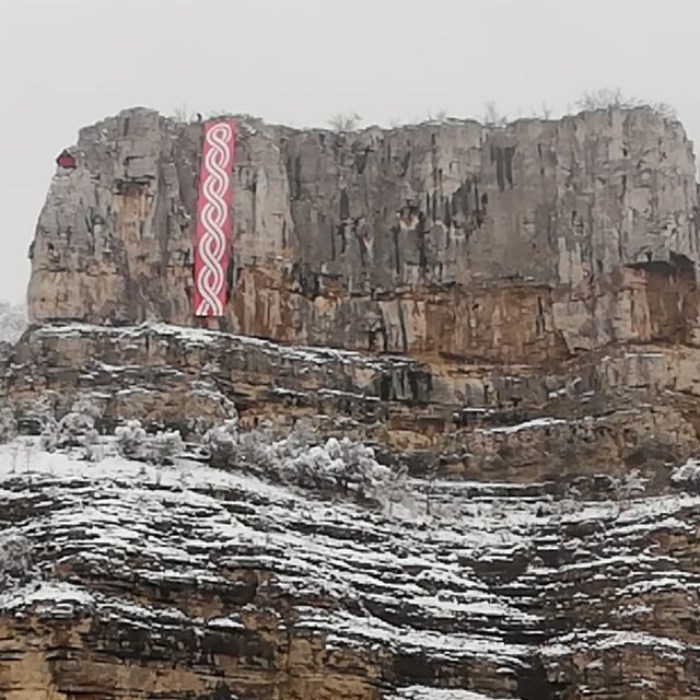 Закичиха скалите край Лакатник с 30-метрова мартеница (СНИМКИ)