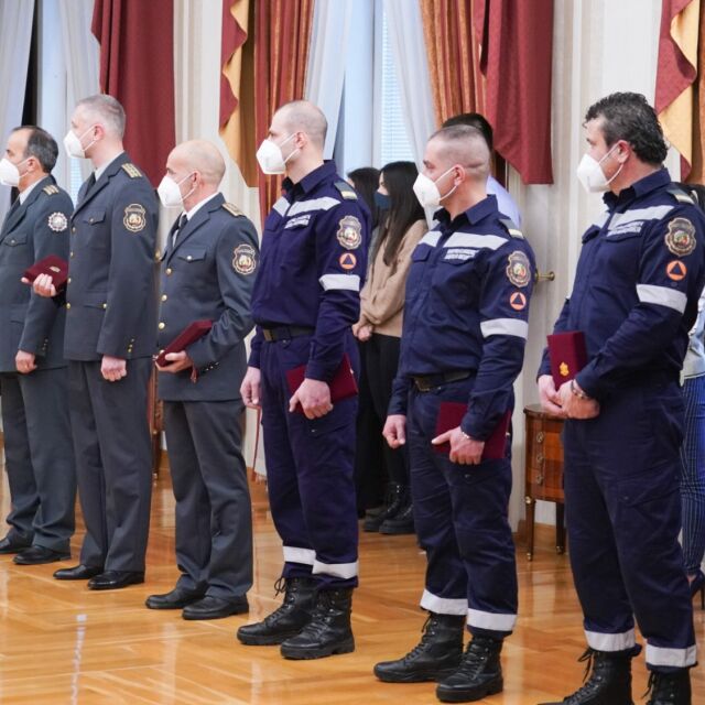 Президентът удостои с държавни отличия огнеборци (СНИМКИ)