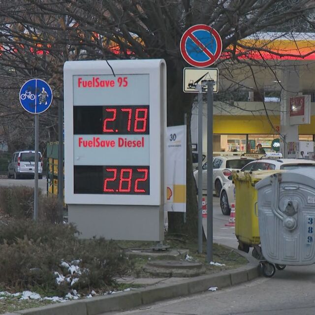 Проверка на bTV: На бензиностанциите е спокойно, цените са под 3 лв. за литър