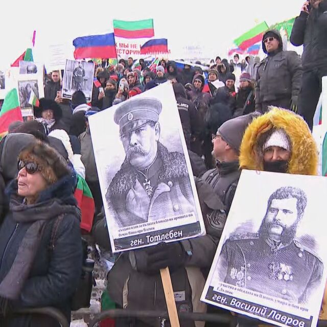 Напрежение на Шипка: Руски знамена и викове „НАТО вън!“ посрещнаха премиера (СНИМКИ)