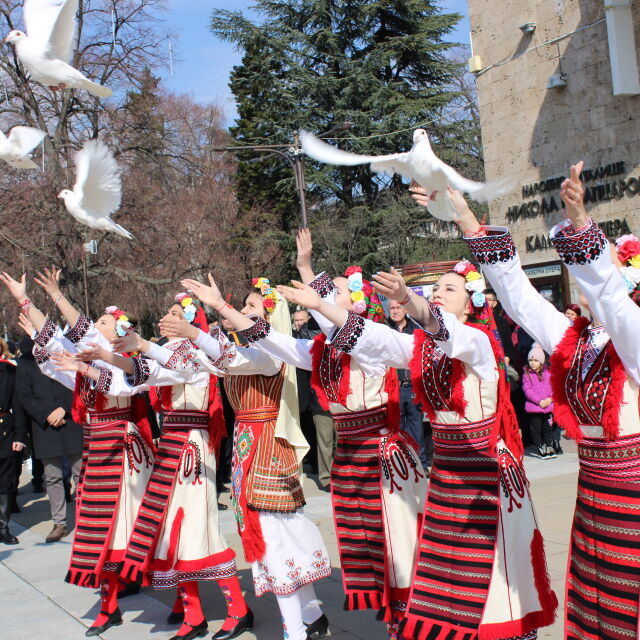 С послание за мир: Бели гълъби полетяха над Благоевград за 3 март (ВИДЕО)