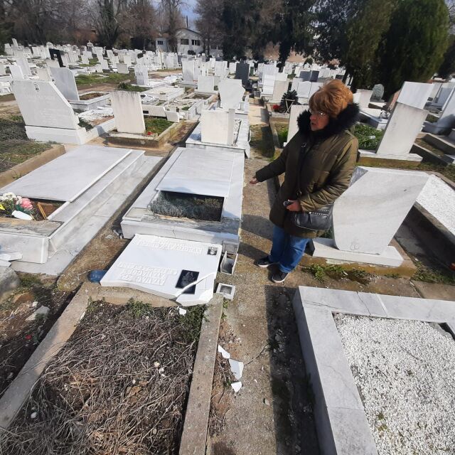 Вандализъм в Пловдив: Деца изпочупиха над 200 надгробни плочи
