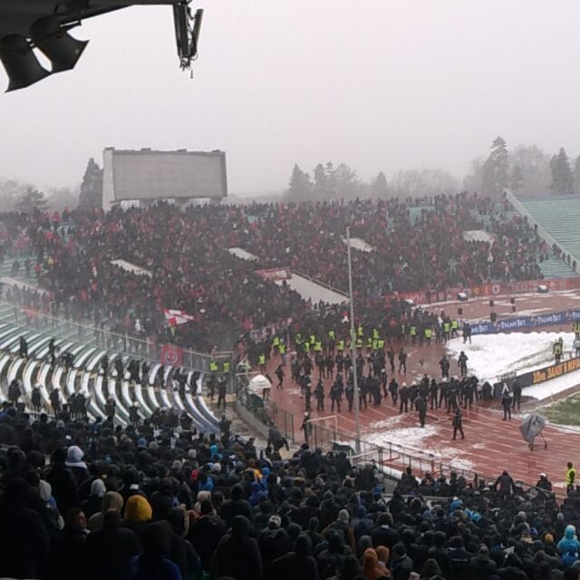 Феновете на ЦСКА нахлуха на пистата на полувремето на дербито 