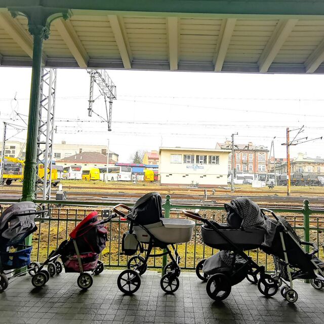 Снимка трогна хиляди: Полски майки оставят празни бебешки колички за бягащите украинки
