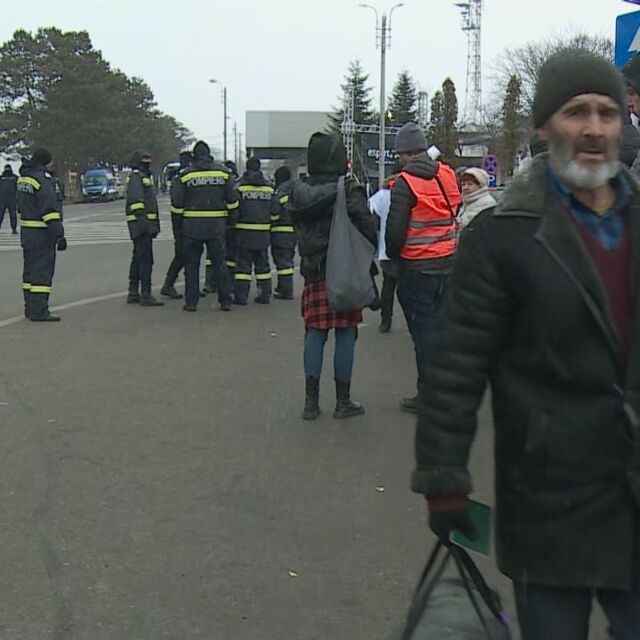 Екип на bTV в Сирет: 8000 украинци са преминали границата с Румъния 
