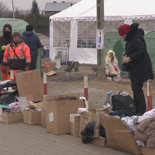 Съпричастност в трагедията: Доброволци посрещат с храна украинските бежанци в Полша
