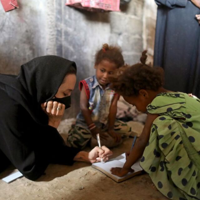 Анджелина Джоли от Йемен: Децата идват на училище гладни, вода има на 15 км