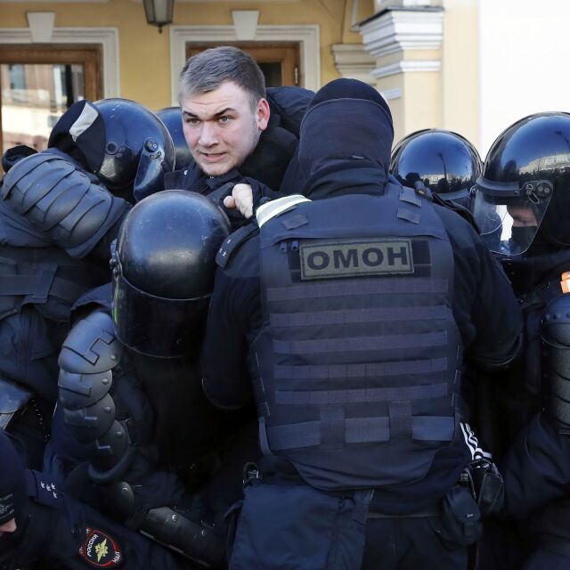 Повече от 250 задържани на антивоенни протести в Русия