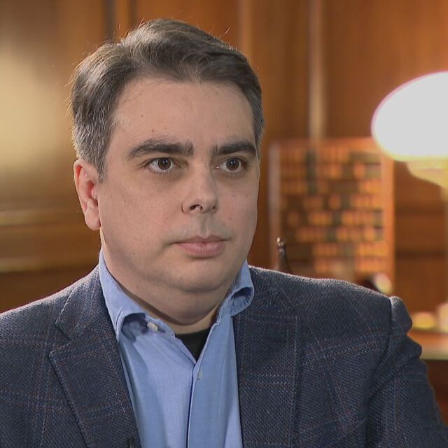 Асен Василев: Опашките са организирани акции за манипулиране на пазара