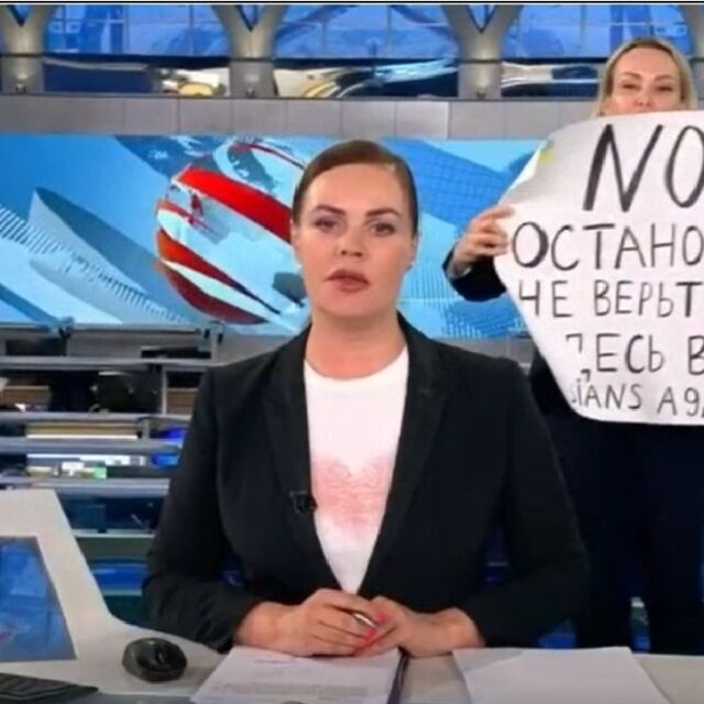 Каква ще е съдбата на руската журналистка, която нахлу в ефир с антивоенен плакат?