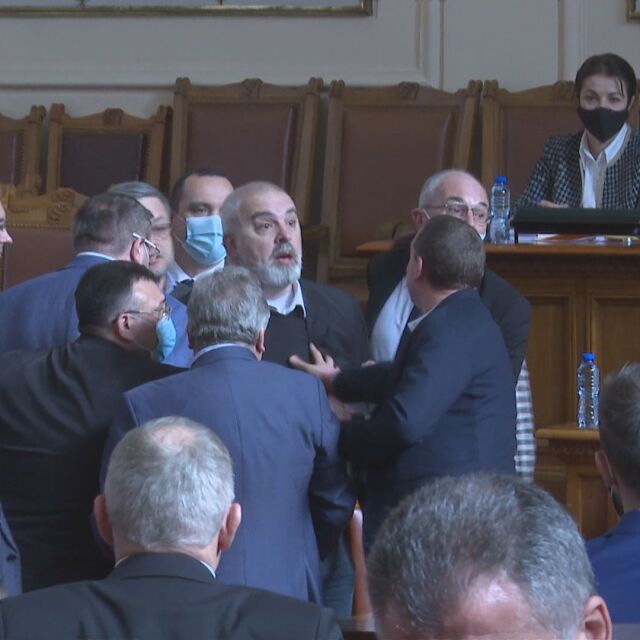 Бой в пленарната зала: Скандал между депутатите в началото на заседанието 