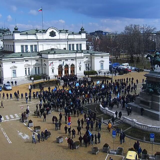Протестът на ГЕРБ завърши пред парламента, след като мина през МВР