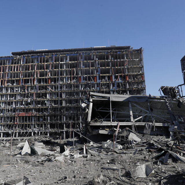 Най-малко осем убити при бомбардировка на търговски център в Киев (ВИДЕО)