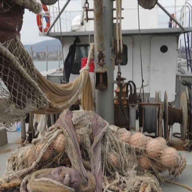 Рибарите от Царево отказват да спазят предупрежденията да не влизат в морето