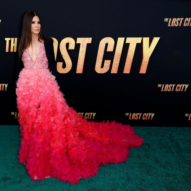 Сандра Бълок впечатлява с розова рокля на премиерата на "Изгубеният град"