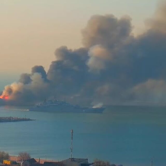 Руски бойни кораби горят в Бердянск (ВИДЕО)