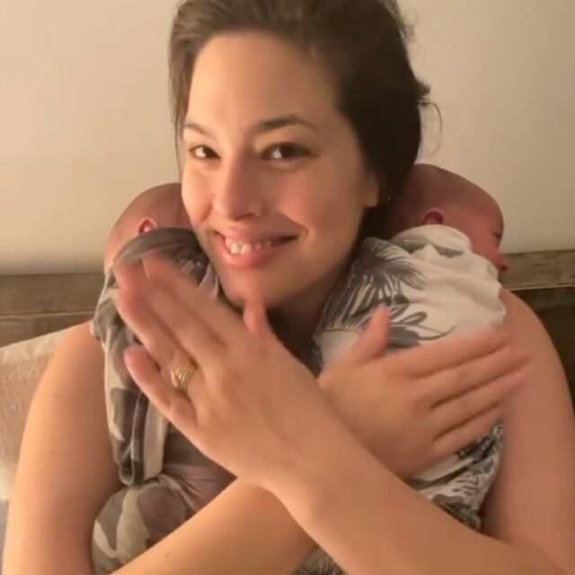 Ашли Греъм с невероятни снимки как се кърмят близнаци (+видео)