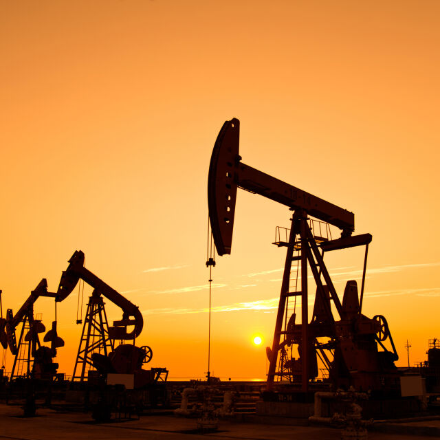 След тридневен ръст: Цените на петрола леко се понижиха 