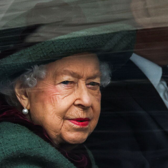 Първа публична поява на кралица Елизабет II от месеци (СНИМКИ)