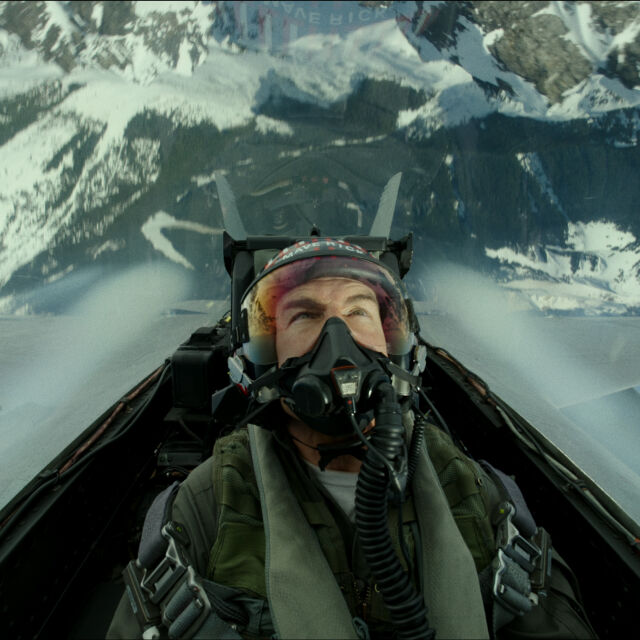 Том Круз отново облича коженото яке и слага авиаторските очила в "Топ Гън: Маверик" (ВИДЕО)
