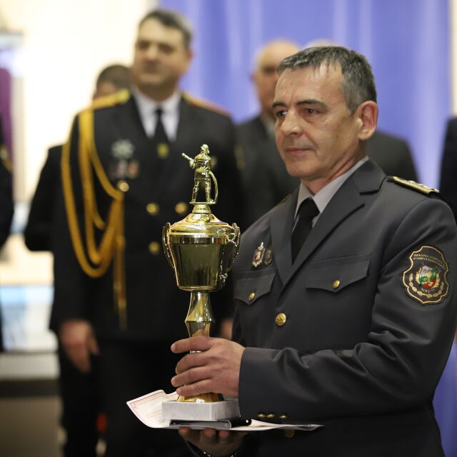 Наградата „Пожарникар на годината“ взе комисар Дарин Димитров