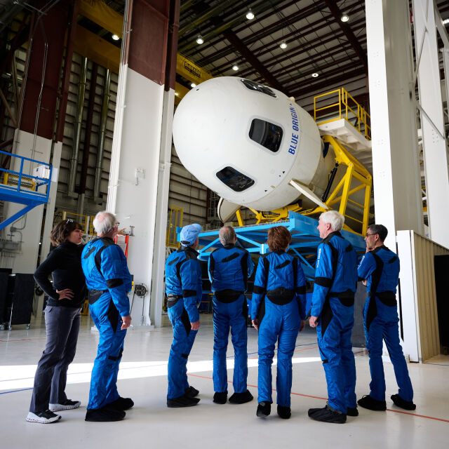 Посрещнете новите астронавти: Вторият полет на ракета на Безос е успешен