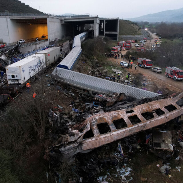 Гърция: Влаковете са се ударили челно с висока скорост, увеличават се загиналите (СНИМКИ и ВИДЕО)