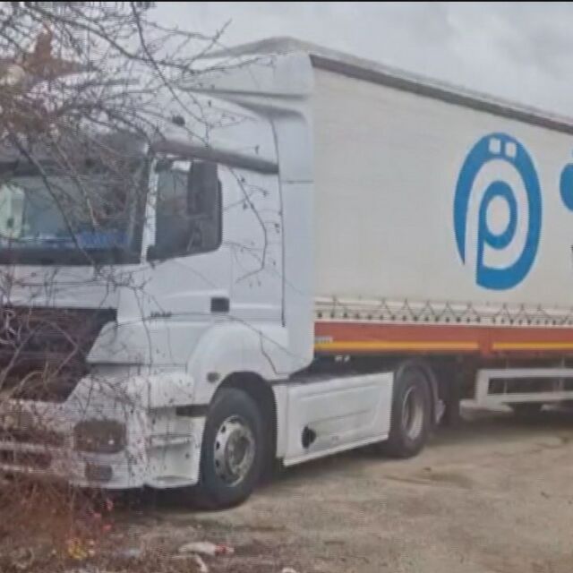 Задържаха турски камион, натоварен с мигранти