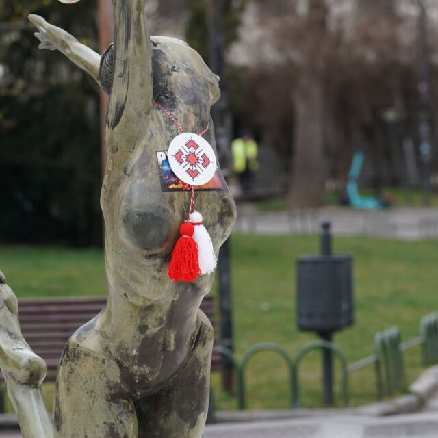 Отново закачиха мартеници на паметници в София (СНИМКИ)