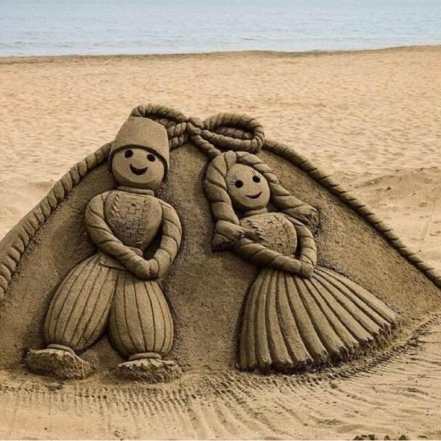 Пясъчни Пижо и Пенда се усмихват на плажа в Бургас