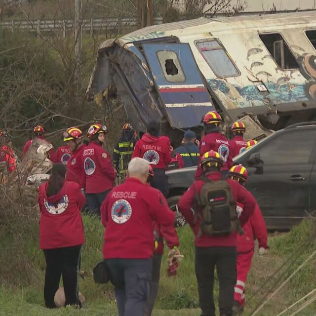 Специалният екип на bTV в Лариса: Продължават спасителните акции при влаковата катастрофа 