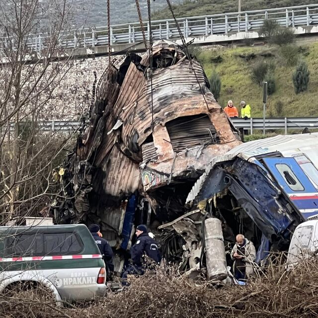 Ето какво е останало от локомотива на пътническия влак след удара в Гърция (СНИМКИ и ВИДЕО)