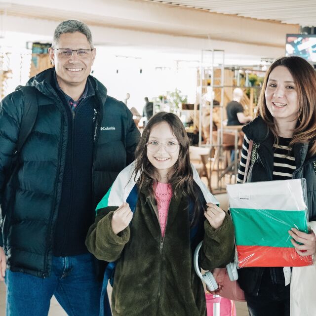 Летище София: Пътниците получаваха български трибагреник преди полета си