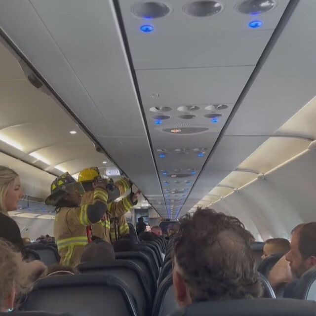 Самолет кацна аварийно заради пожар на борда, 10 души са пострадали (ВИДЕО)