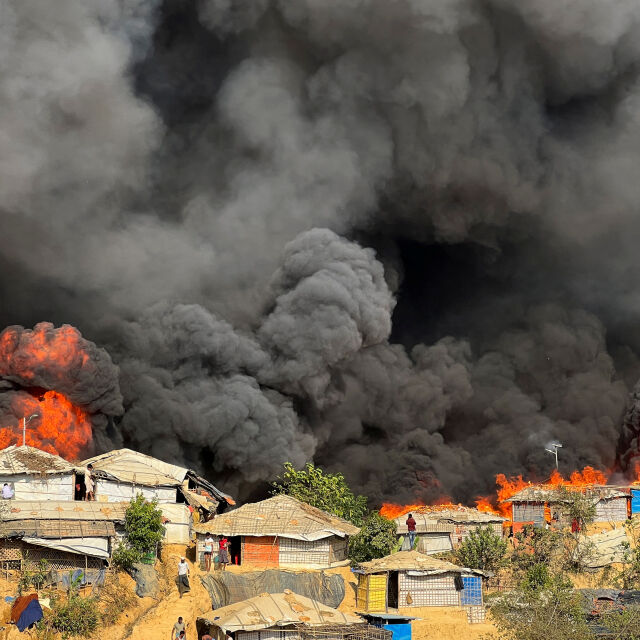 12 000 останаха без дом след пожар в най-големия бежански лагер в света (СНИМКИ и ВИДЕО)